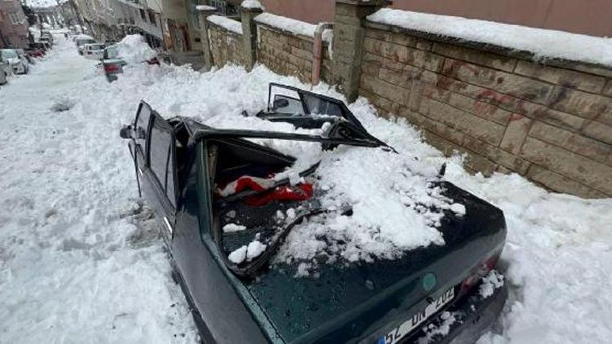 Arnavutköy'de çatıdan düşen kar kütlesi otomobilin tavanını çökertti