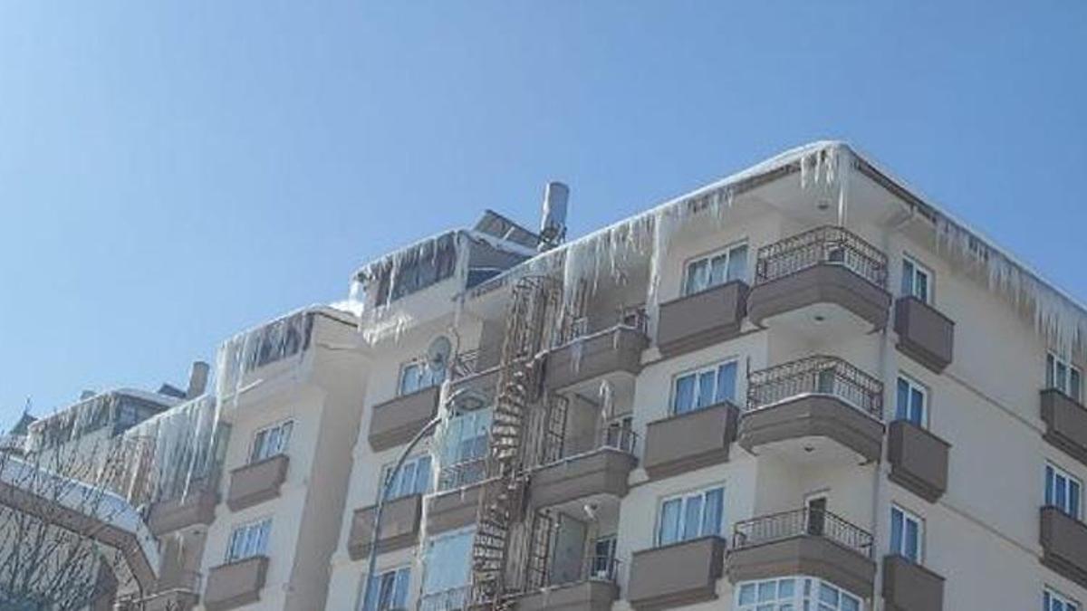 Konya'da, çatılarda 2 metrelik buz sarkıtları oluştu