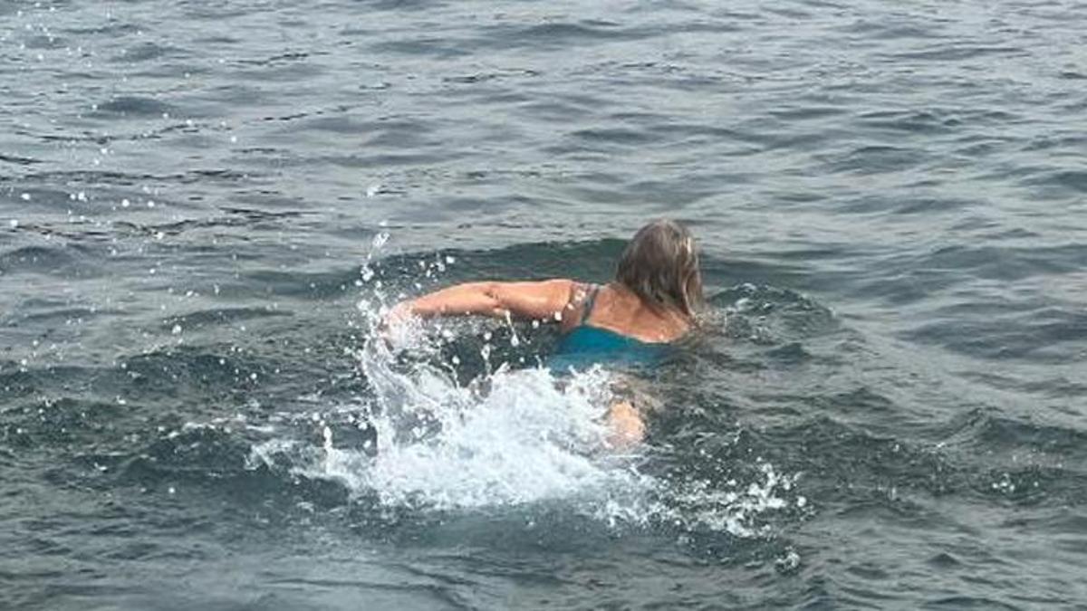 Kadıköy'de pazar hareketliliği, kimileri yüzdü kimileri yürüyüş yaptı