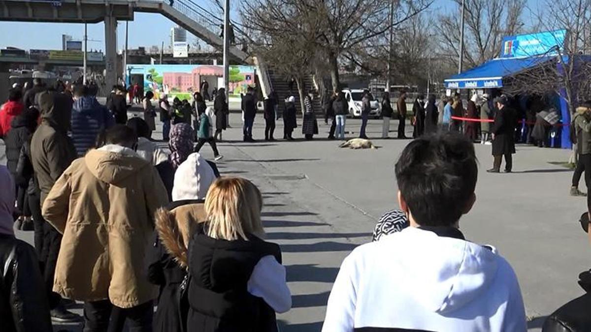 Avcılar’da İstanbul Kart işlem kuyruğu