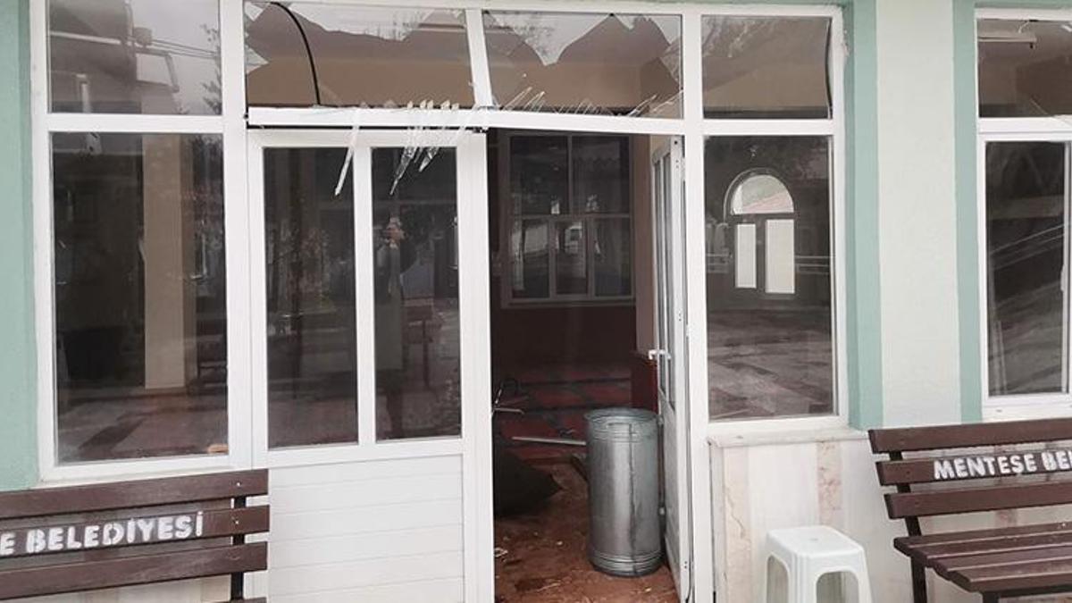 Namaza yarım saat kala camiye yıldırım isabet etti