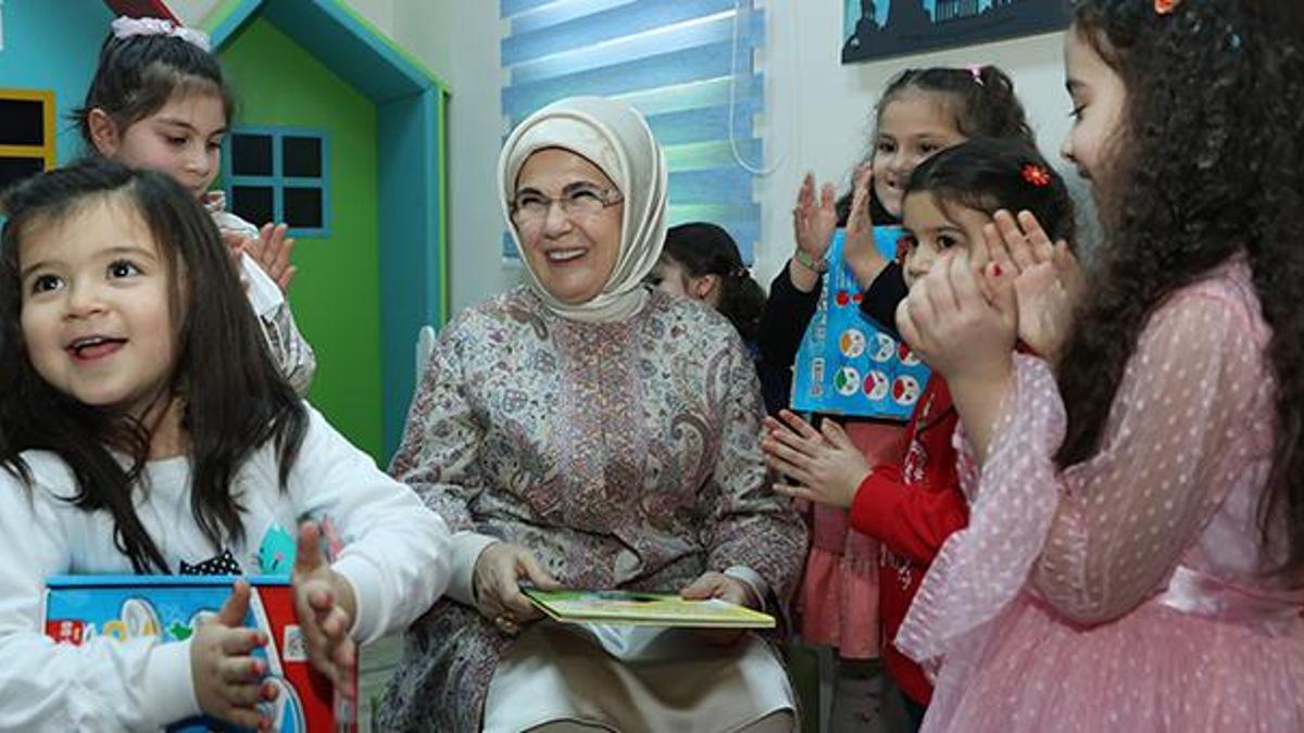 Emine Erdoğan, Bebek Kütüphanesi'nde miniklerle bir araya geldi