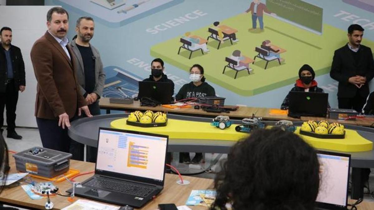 Gençler robotik kodlama öğreniyor