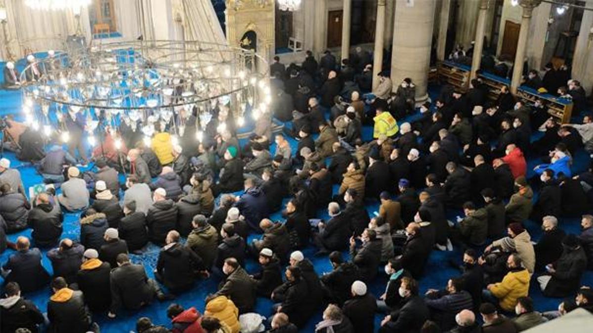 Eyüp Sultan’da Regaip Kandili idrak edildi