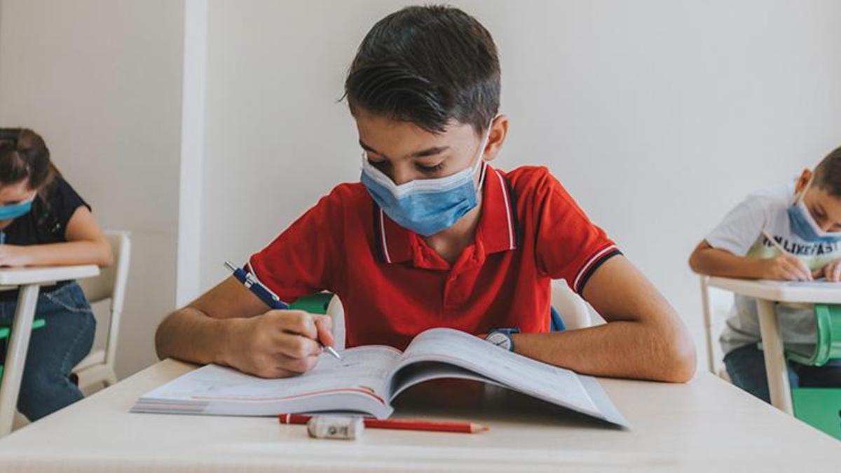 Belirtiler çok benzer, 4 kat daha fazla bulaşıyor! 'Çocuğunuzu okula göndermeyin' uyarısı