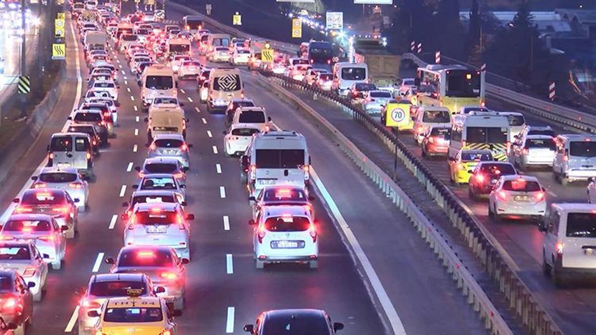 İstanbul'da okullar açıldı; trafik yüzde 52 seviyesinde