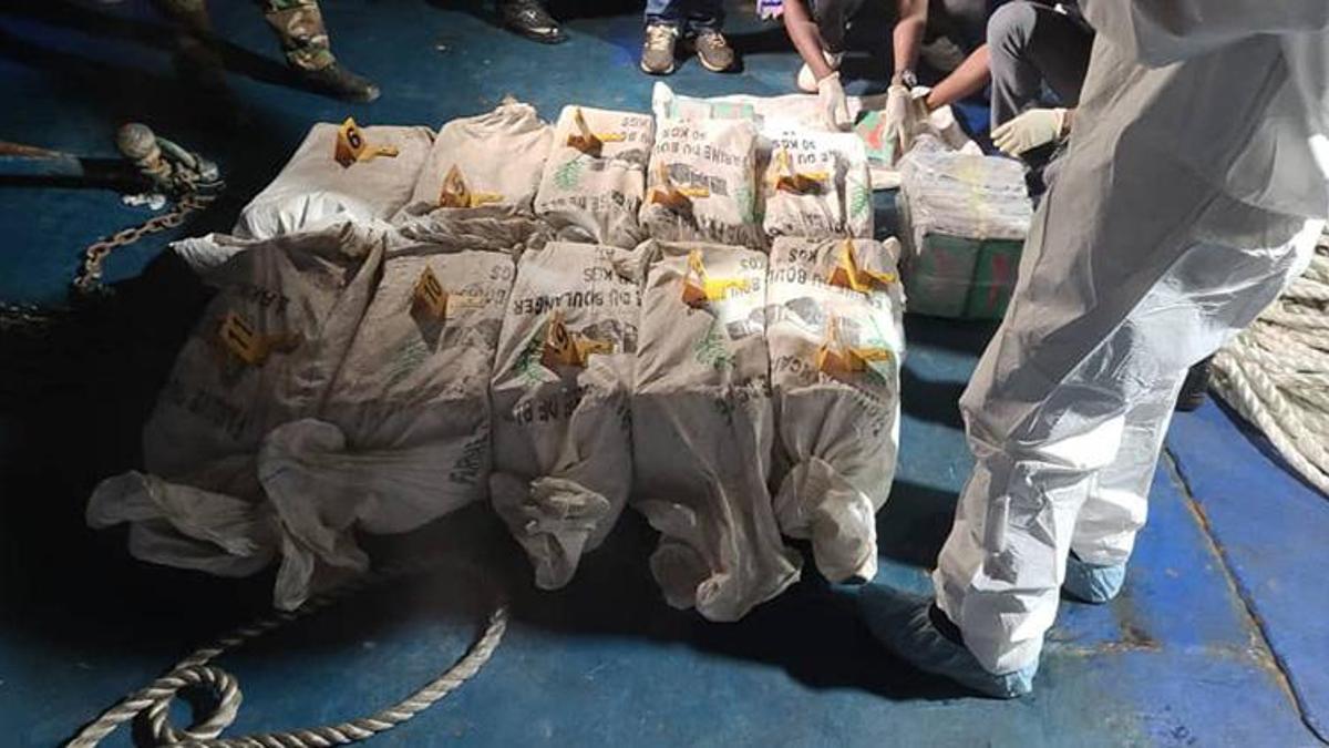 Gine açıklarında balıkçı teknesine operasyon! 528 kilogram kokain ele geçirildi