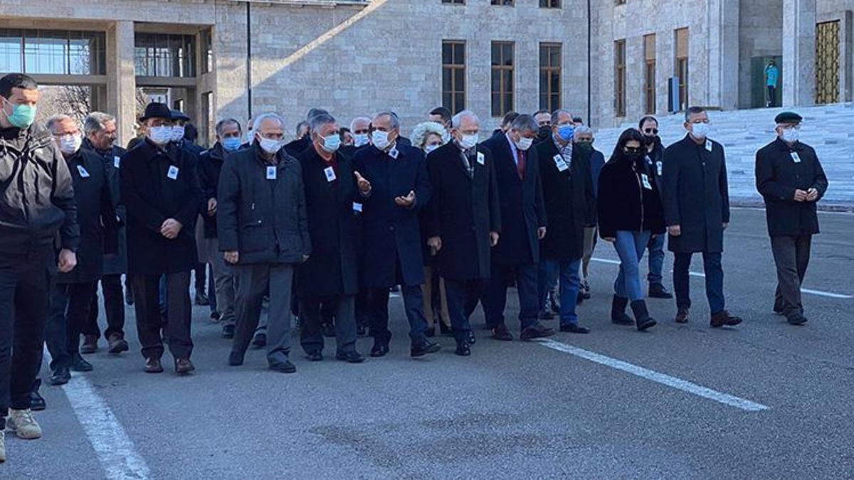 Kılıçdaroğlu, eski milletvekili İsa Ayhan'ın cenaze törenine katıldı