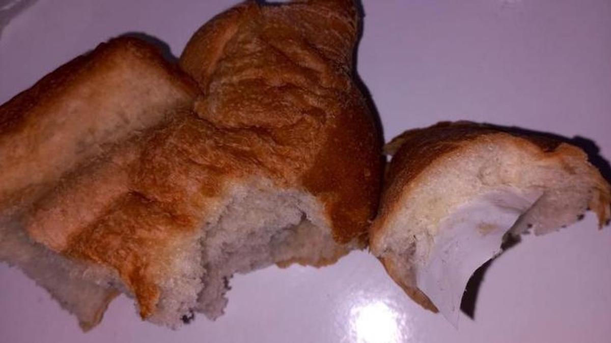 Ekmeği yemek için bölen vatandaş şoke oldu! İçinden kağıt çıktı