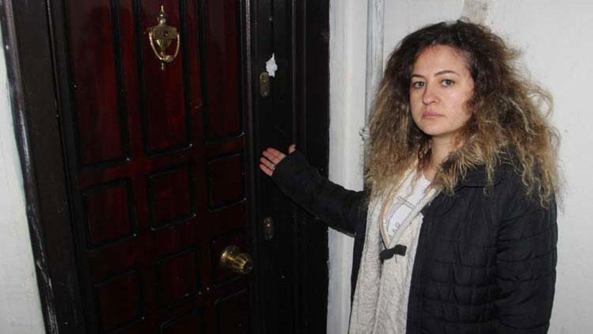 16 kişi evini bastı, kapı ve pencerelerini kırıldı, ölümle tehdit edildi ve evi soyuldu! Sadece kirasını istemişti...