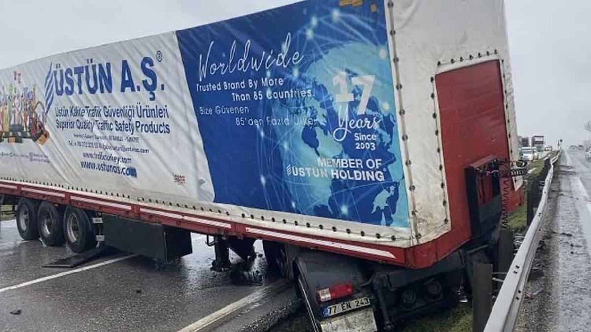 E-5'te feci kaza! TIR yan döndü, trafik kilitlendi