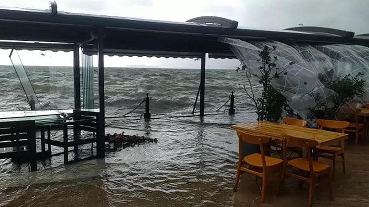 Köyceğiz Gölü taştı, kordondaki iş yerlerinin masa ve sandalyeleri su altında kaldı