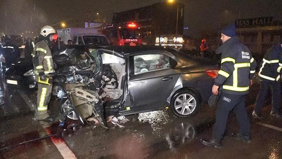 Bursa'da 4 aracın karıştığı zincirleme kazada 1 kişi öldü, 1 kişi yaralandı