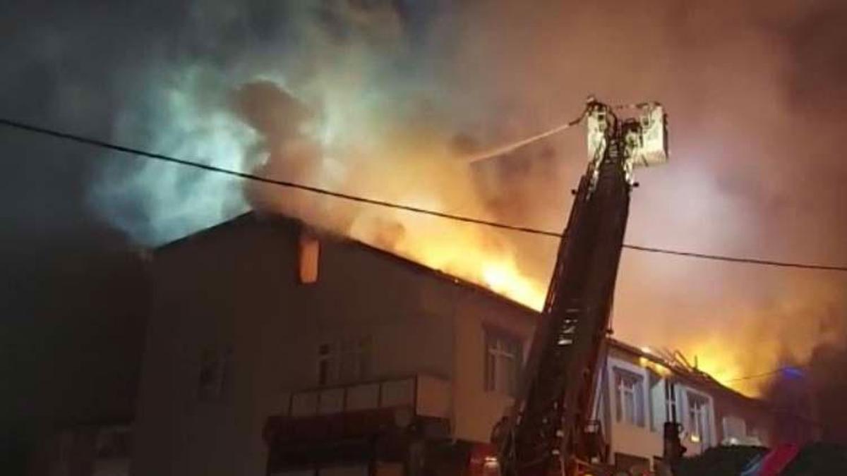 Sultanbeyli’de yangın paniği: 3 katlı binadaki yangın yandaki 2 binaya sıçradı