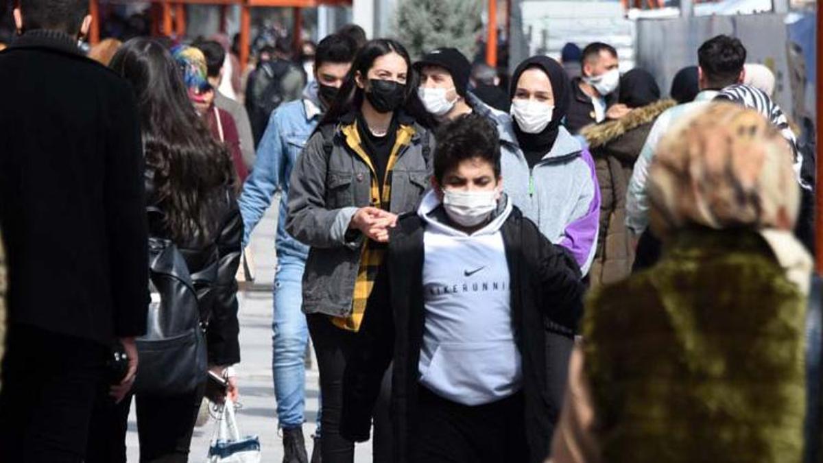 Bilim Kurulu Üyesi Özlü: Omicron'a erken yakalanan kentlerde vakalar düşüyor