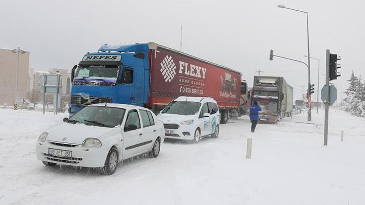 Nevşehir-Aksaray yolunda ulaşıma kar engeli