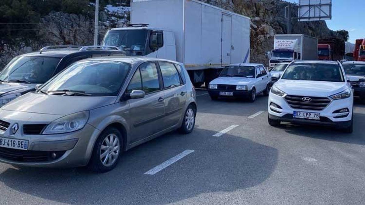 Antalya ile Konya ulaşımına kar engeli! Onlarca araç saatlerdir bekliyor