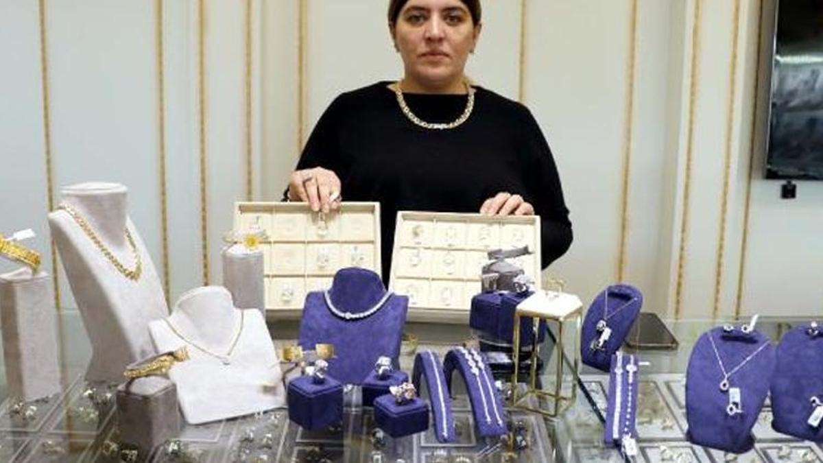 Sevgililer Günü öncesi kuyumcularda yoğunluk devam ediyor