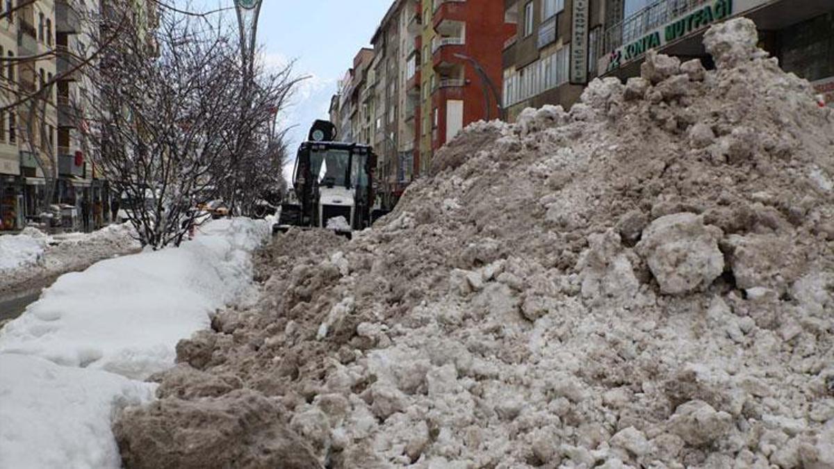 Hakkari’de kar yığınları kamyonlarla şehir dışına taşınıyor