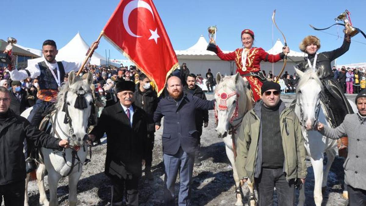 Buz tutan Çıldır Gölü'nde festival