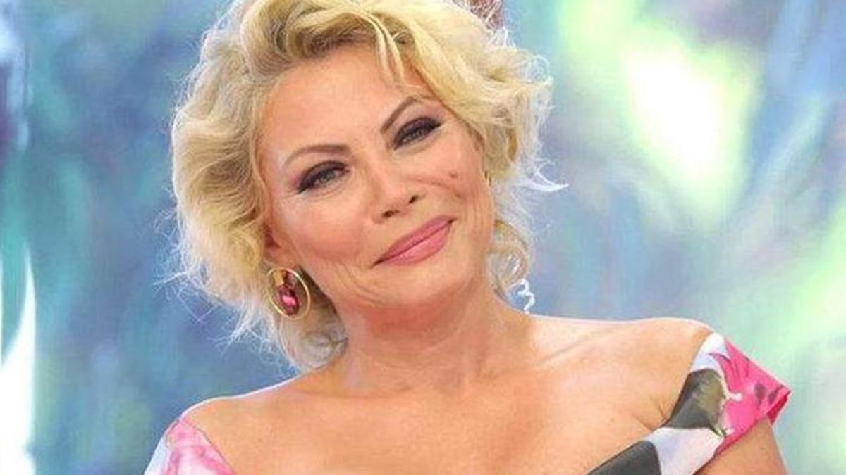 Seray Sever'den karnı burnunda poz!