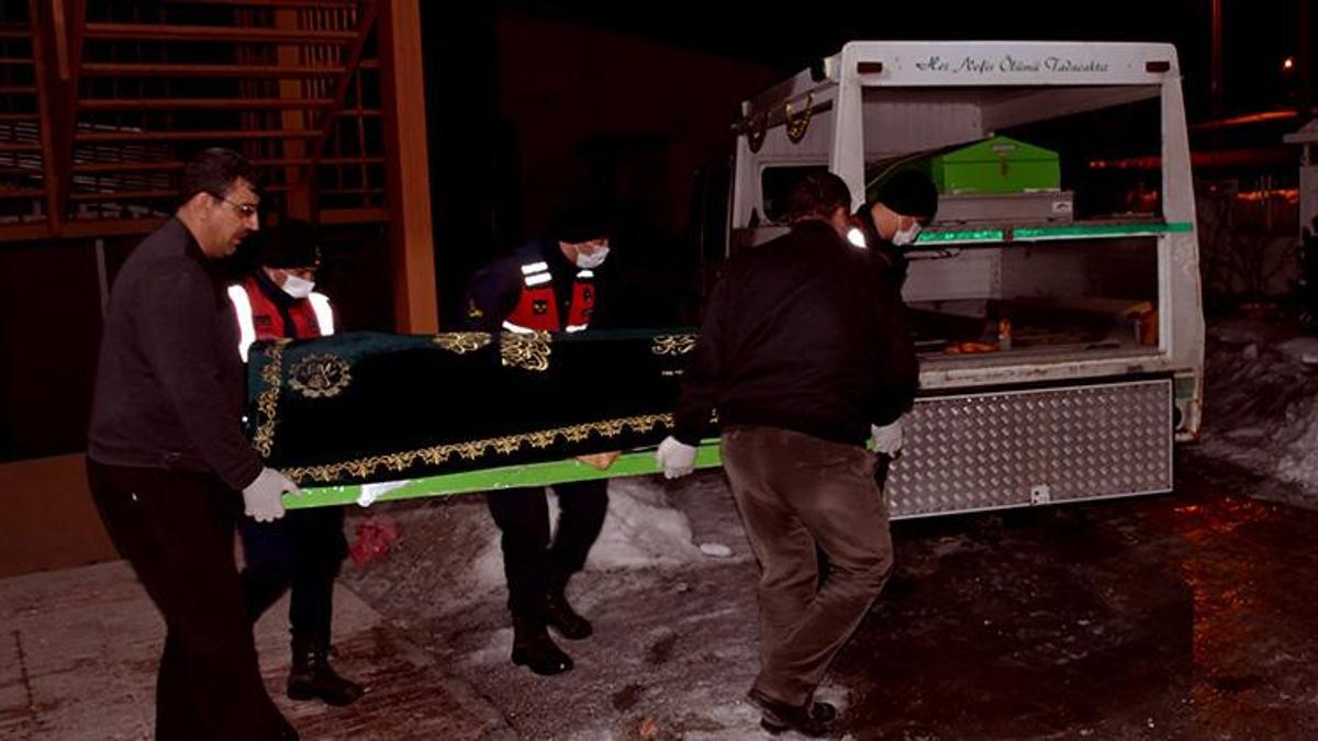 Babasını öldürüp parçalara ayırdı! Kendisi de ölü bulundu, dışarıya çıplak çıkıp...