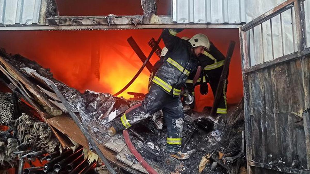 Van'da inşaat malzemesi satılan dükkanda yangın