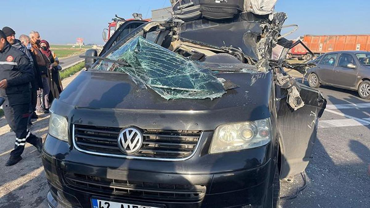 Minibüs, kırmızı ışıkta TIR'a çarptı! Ölü ve yaralılar var