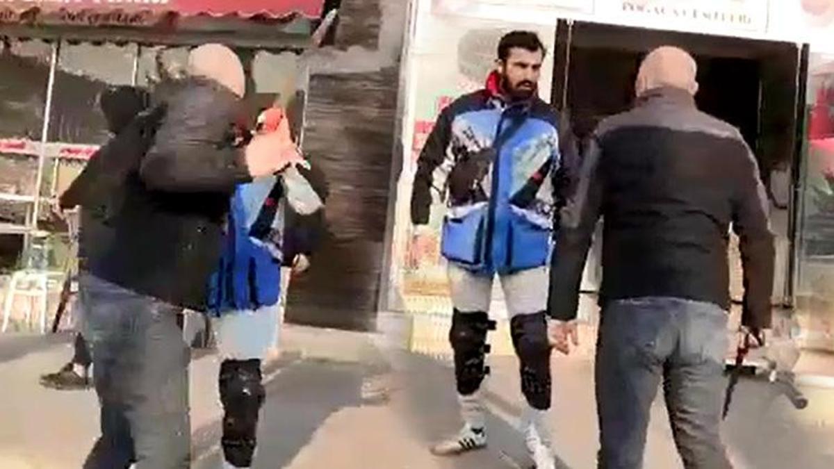 Taksici, motosikletli kuryeye testereyle saldırdı!