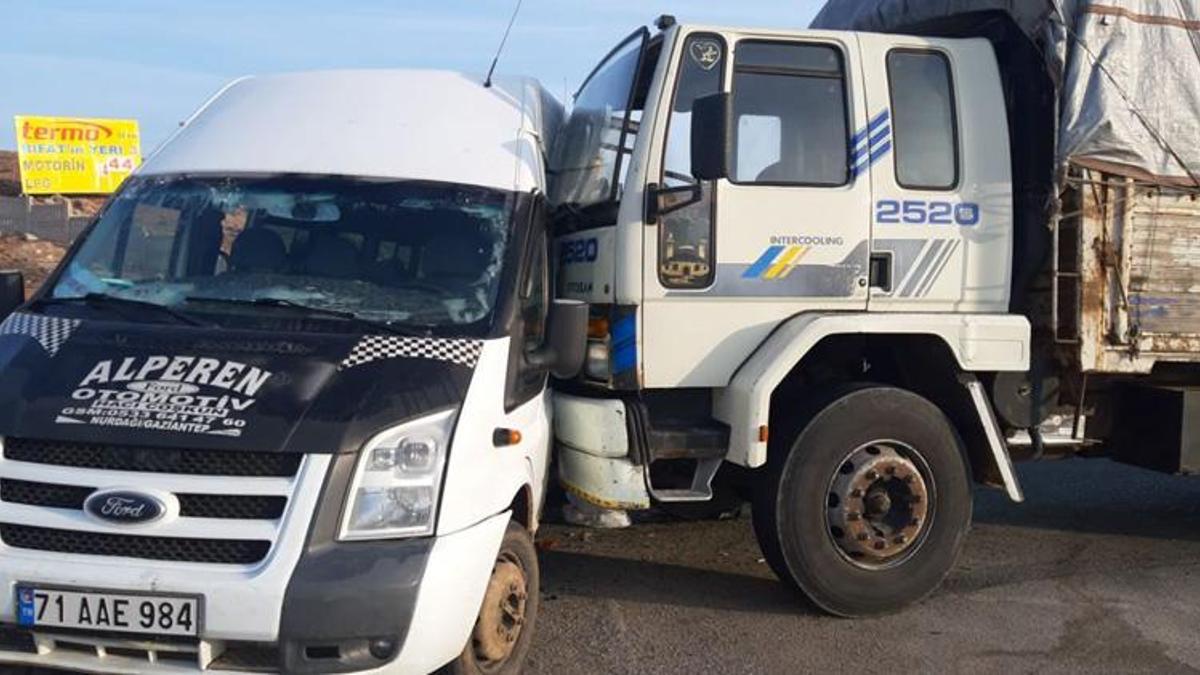 Öğrenci servisi ile kamyon çarpıştı! 7 çocuk yaralı