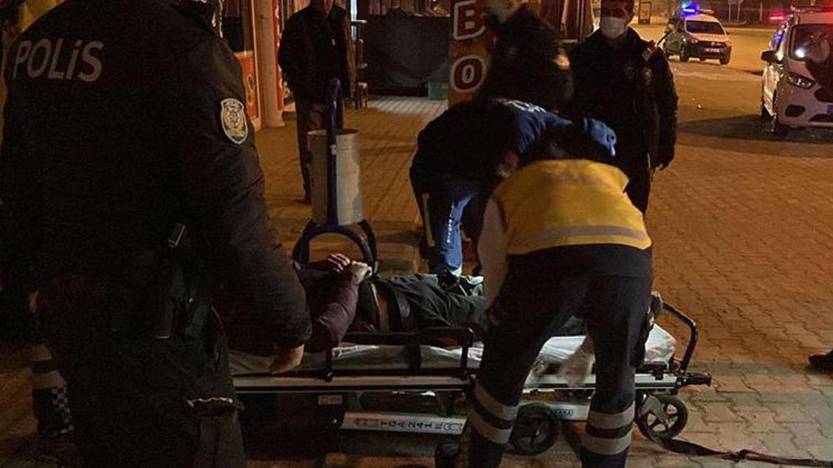 Yolda yürürken bıçaklandı