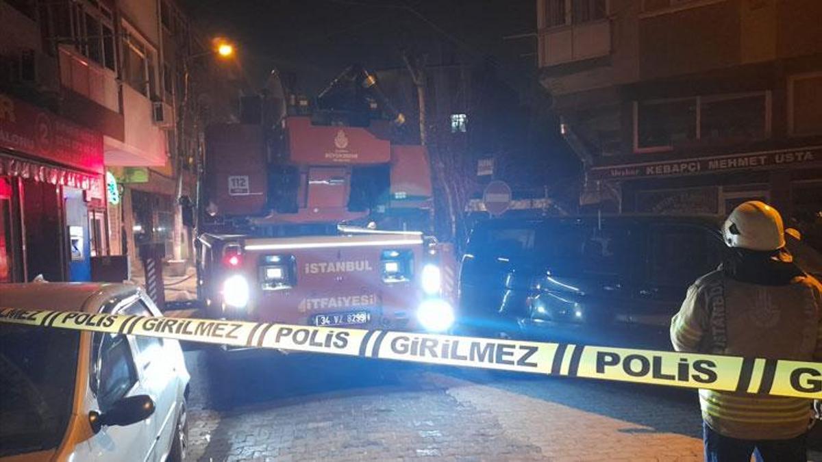 Bakırköy’de korkutan yangın: Evde mahsur kalan 2 kişiyi itfaiye ekipleri kurtardı