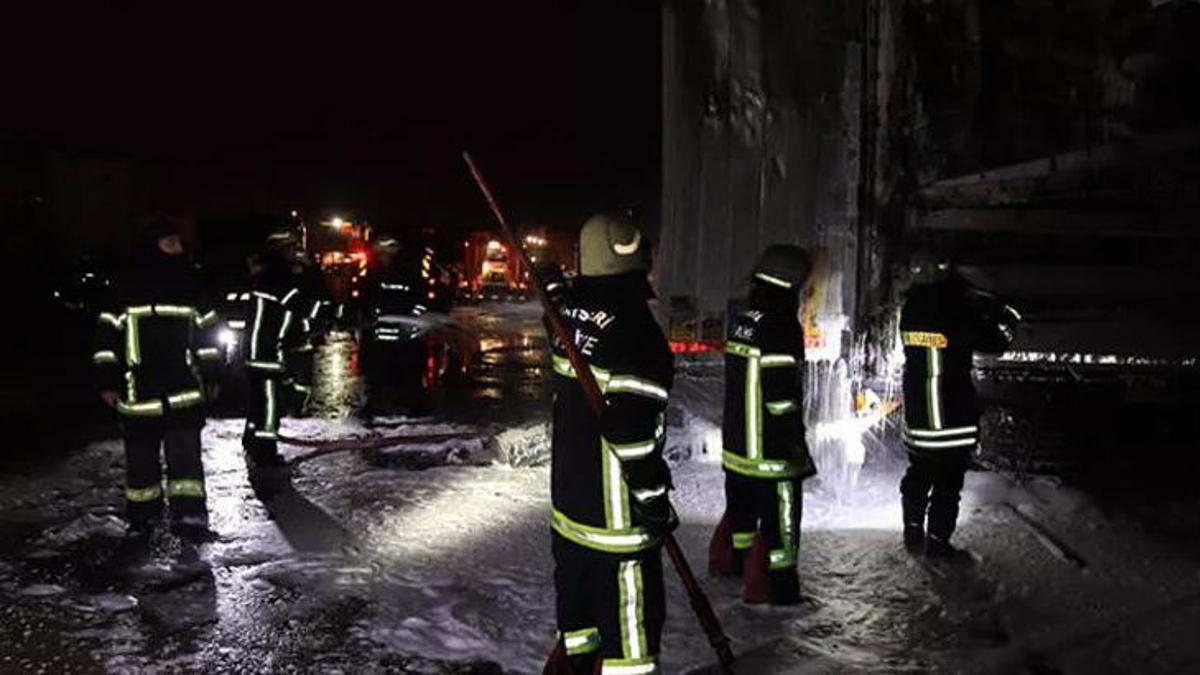 Kayseri'de sitede yangın! 10 dükkan ve 3 TIR küle döndü!
