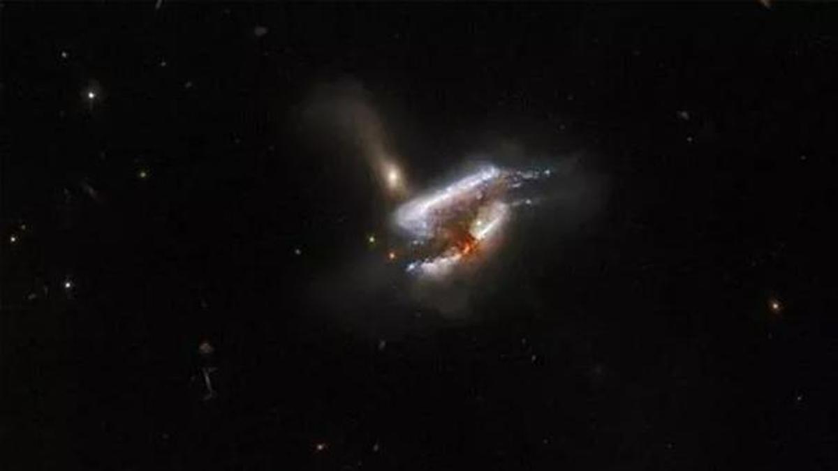 Hubble Uzay Teleskobu, üç galaksinin iç içe geçtiği anı yakaladı