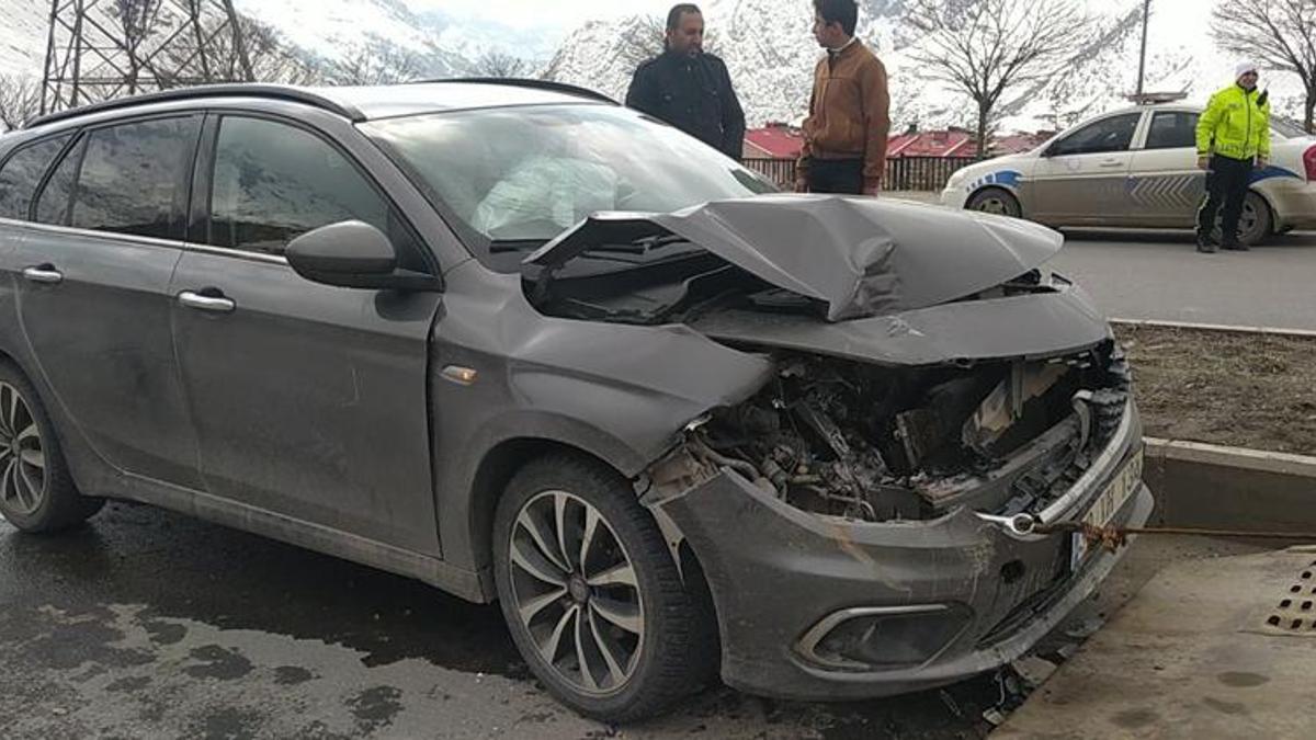 HDP'li vekilin otomobili, minibüse çarptı: 2 yaralı