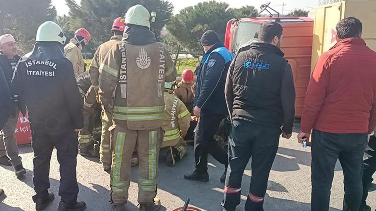 Esenyurt'ta kamyonet devrildi: Kolu araç altında kaldı