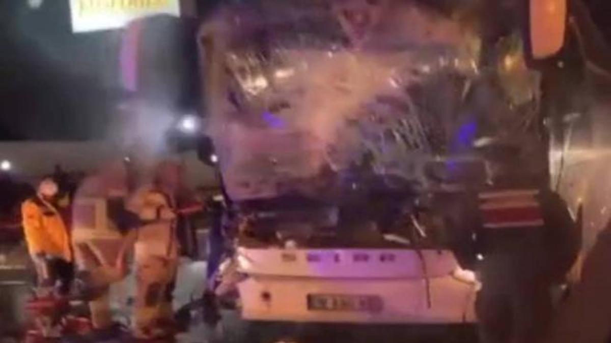 Bursa'da yolcu otobüsü tıra çarptı: Çok sayıda yaralı var