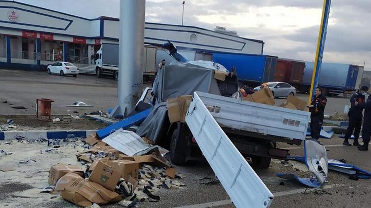 Feci kaza! Kamyonet paramparça oldu: 1 ölü, 1 yaralı