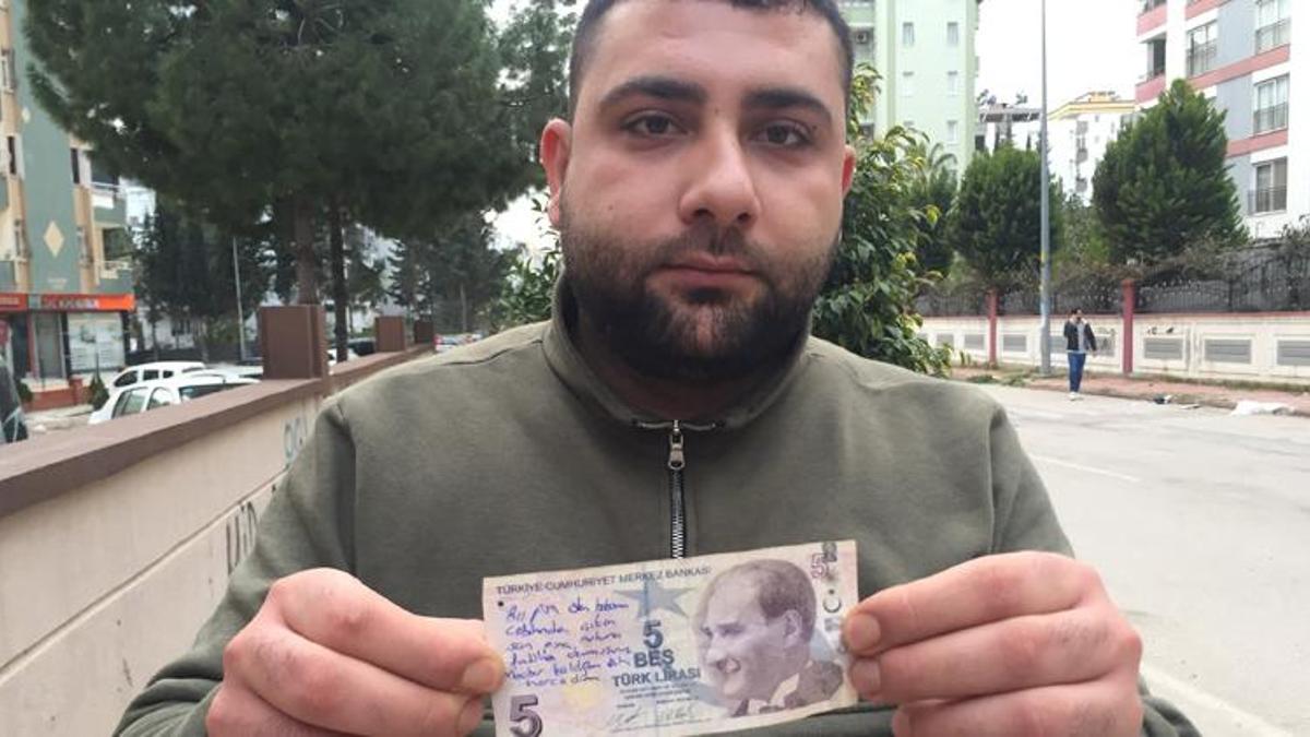 Paranın üzerindeki yazıyı görünce şok oldu! Her yerde onu arıyor:  'Fark etseydim kesinlikle geri verirdim'