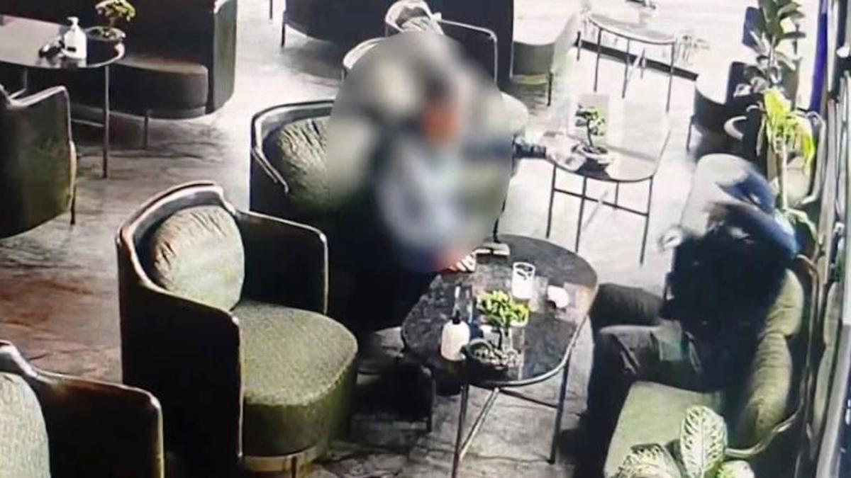 İçkisine ilaç atıp uyuttukları İngiliz turistin kredi kartıyla 135 bin liralık altın almışlar