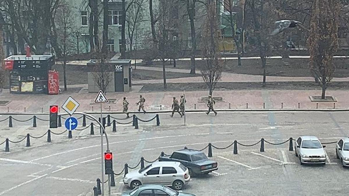 Kiev sokakları siren sesleri ile inliyor! Patlama ihbarının ardından bölgeye intikal ettiler