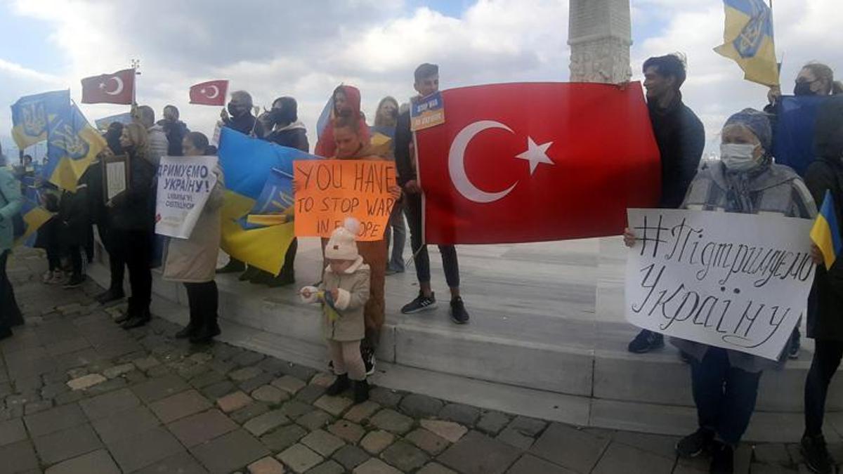 İzmir'de yaşayan Ukraynalılardan 'Savaşa hayır' eylemi