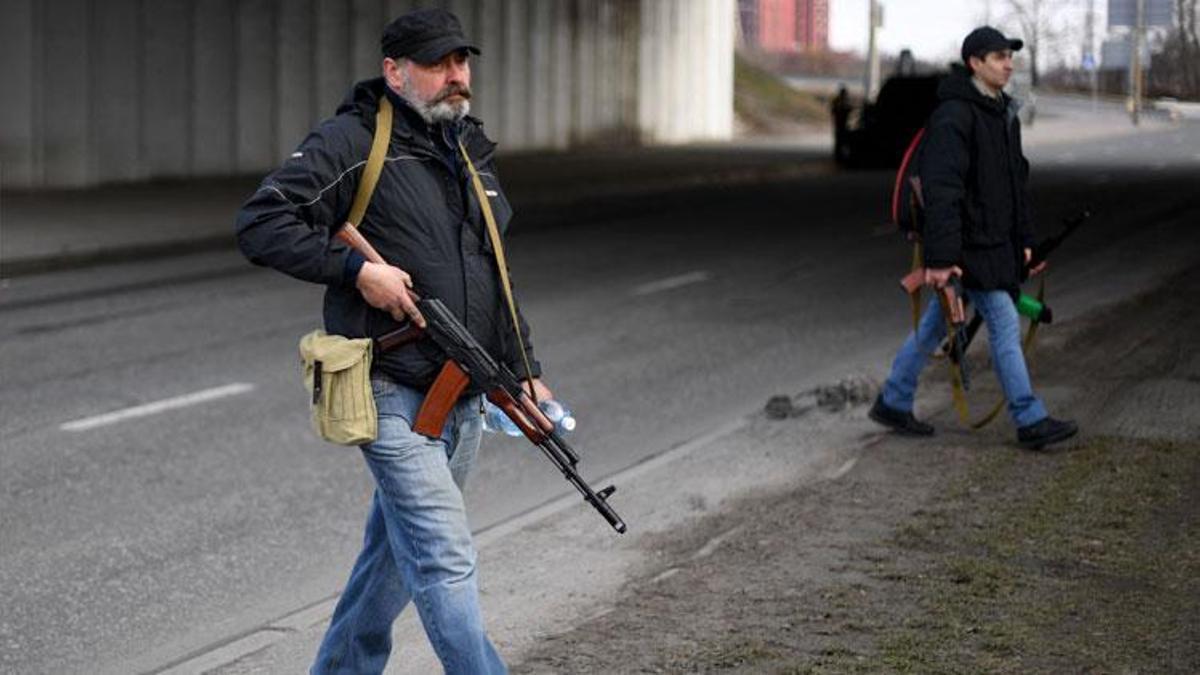 Ukrayna’da sokakta sivillere silah dağıtıldı