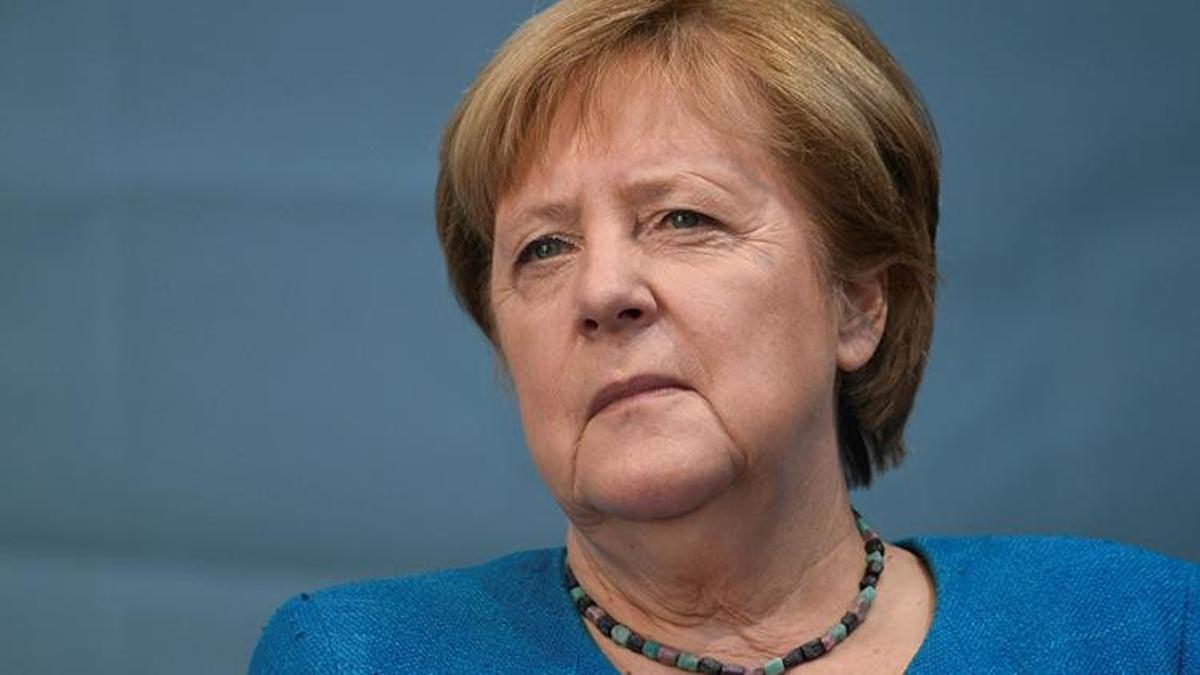 Angela Merkel'e hırsızlık şoku! Yanında koruması varken cüzdanını çaldırdı