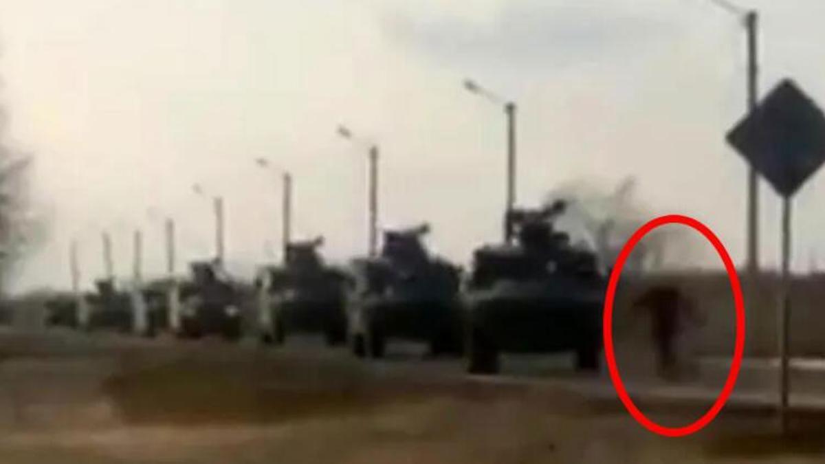 Rus tanklarını tek başına durdurdu! Rus konvoyunun önüne geçti...