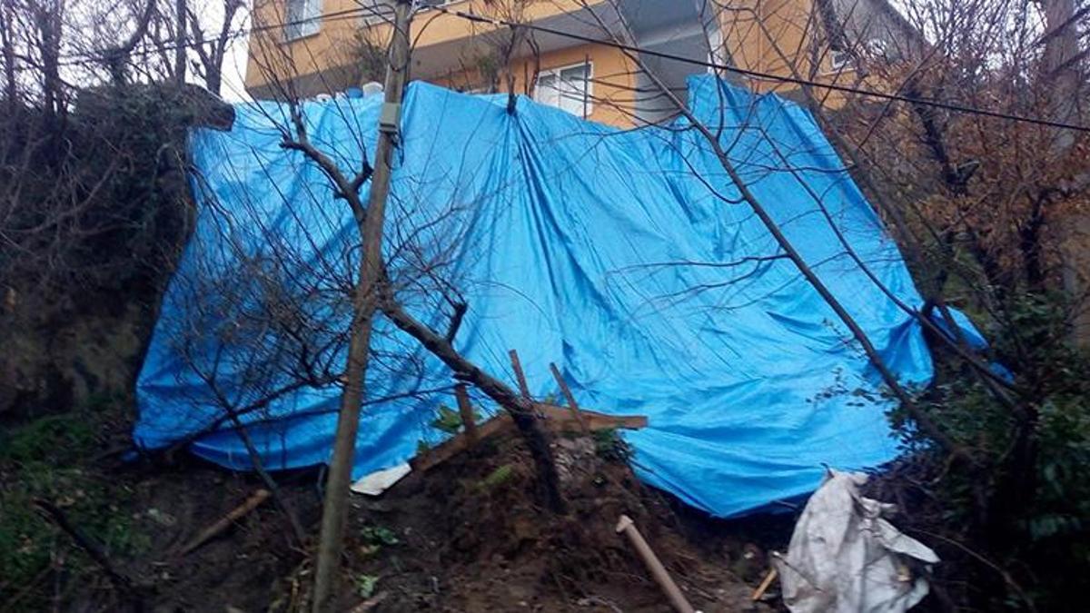 İki katlı evin bahçesinde heyelan! Evi boşaltma kararı alındı