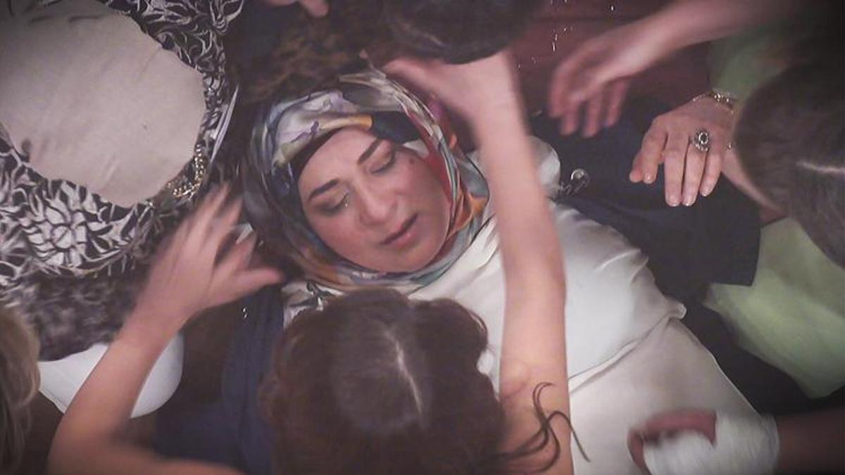 Nurten Hanım, gelini Hasret ile tartıştığı sırada baygınlık geçiriyor!