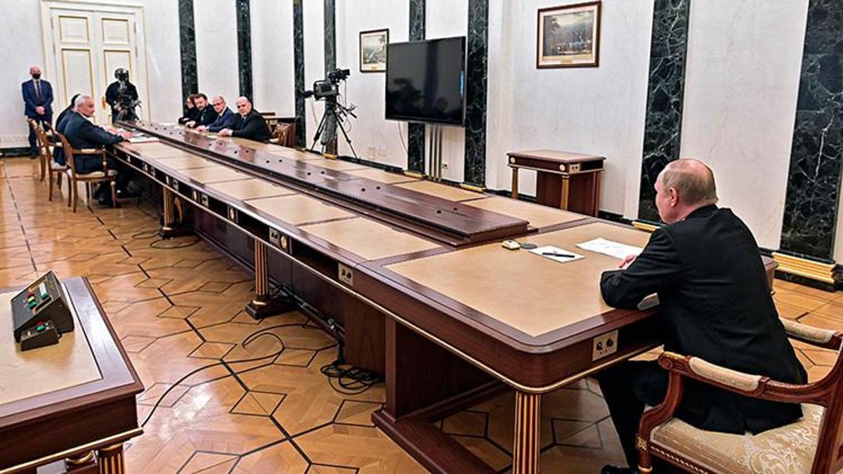 Rus ekonomisinde işler iyi gitmiyor! Toplantıda her şeyi anlatan o görüntü...