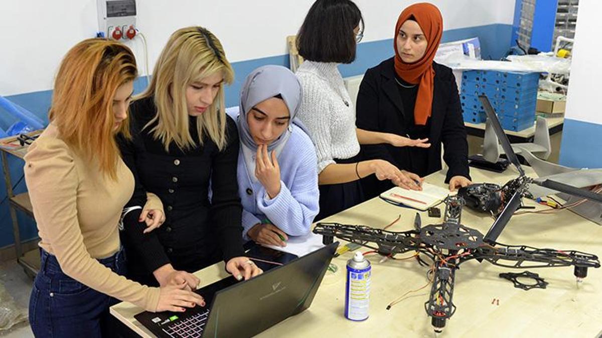 5 kadın mühendis adayı, 6 saat uçabilen görünmez İHA tasarladı