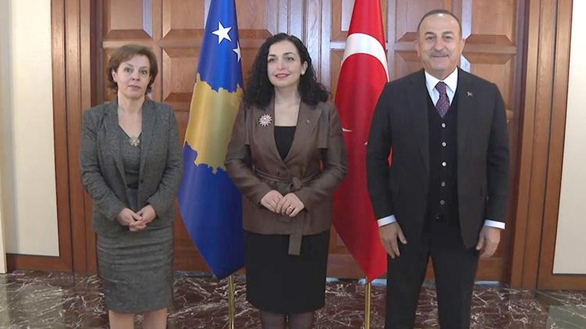 Bakan Çavuşoğlu, Kosova Cumhurbaşkanı ile bir araya geldi